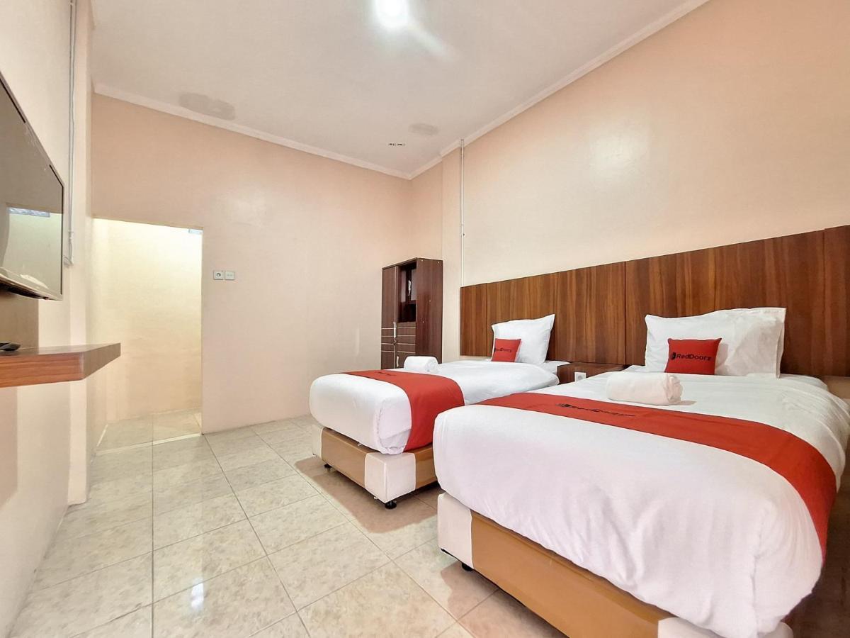 Reddoorz Syariah Near Pasar Raya Padang Otel Dış mekan fotoğraf