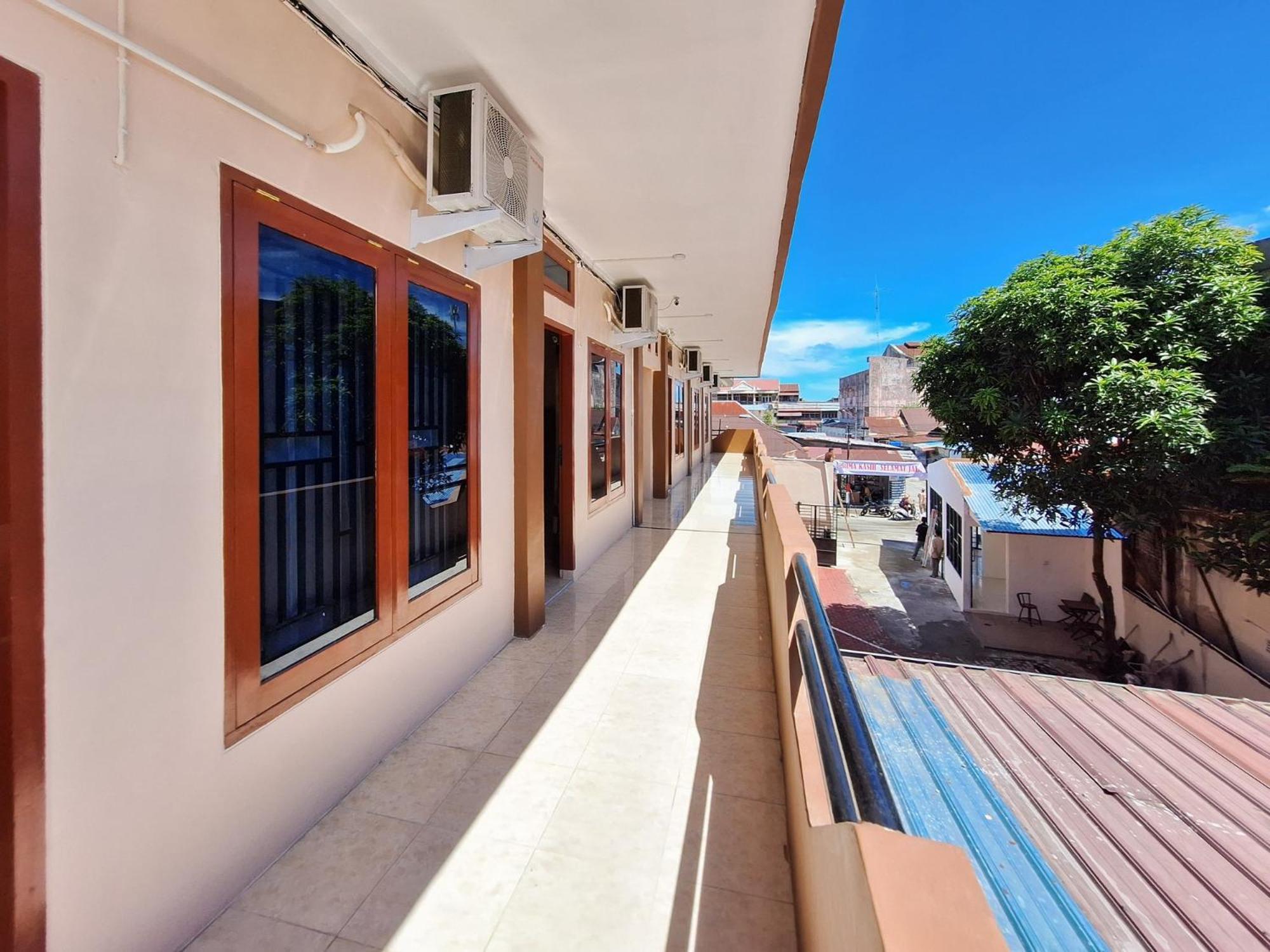 Reddoorz Syariah Near Pasar Raya Padang Otel Dış mekan fotoğraf