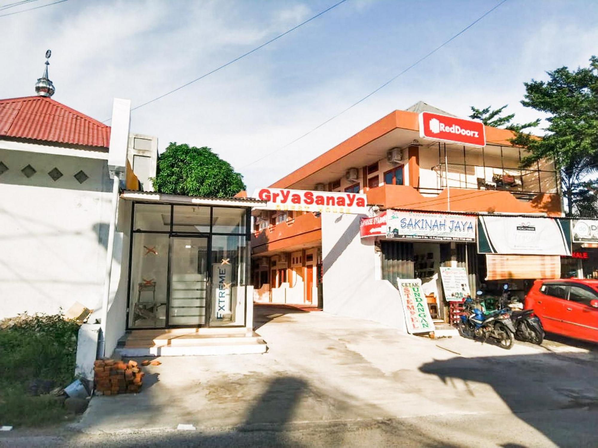 Reddoorz Syariah Near Pasar Raya Padang Otel Dış mekan fotoğraf